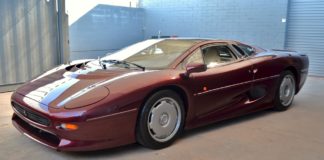 A 1993 Jaguar XJ220 with 871 kilometers is heading to auction A 1993 Jaguar XJ220 with 871 kilometers is heading to auction