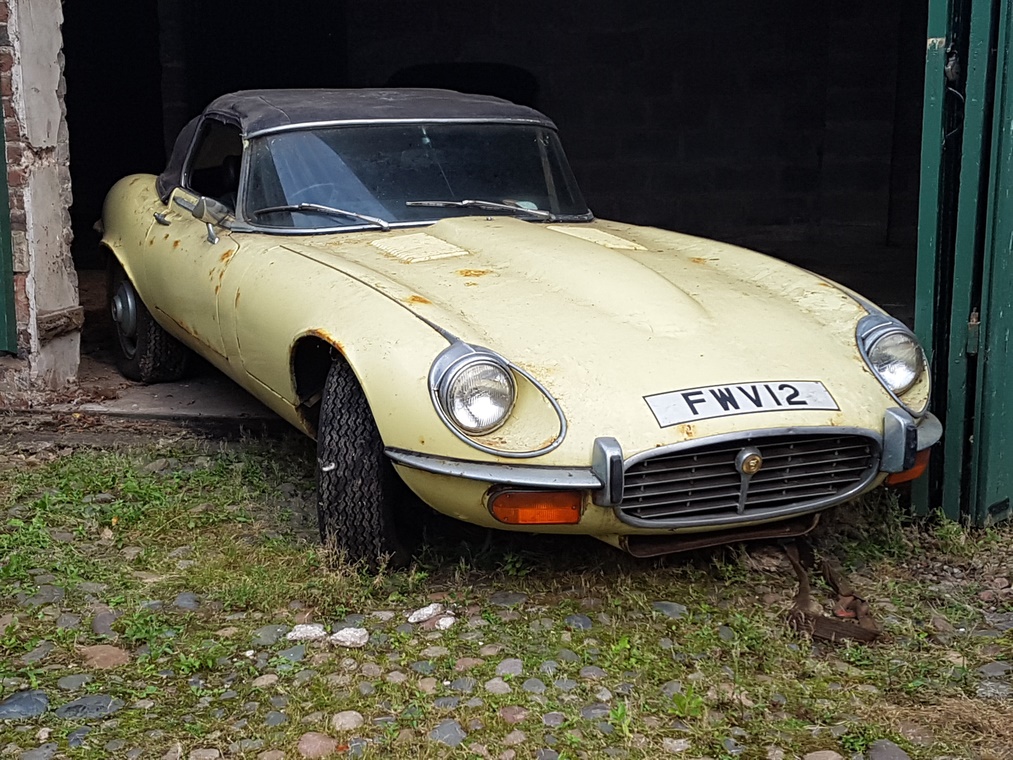 1972 Jaguar E-Type barn find head to auction