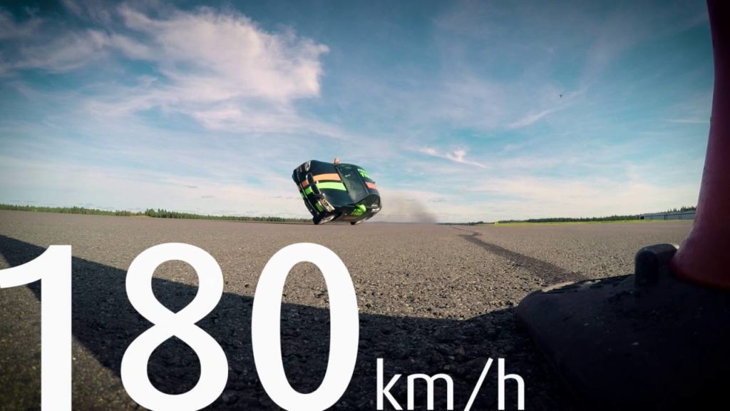 New Guinness World Record for the fastest side wheelie in a car